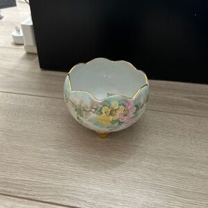 Bavaria 3 Footed Gold Trimmed Bowl w/Ruffled Gold trimmed Edges. Very Good Cond.